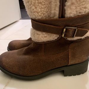 UGG Boots NWOT super warm, excellent condition.